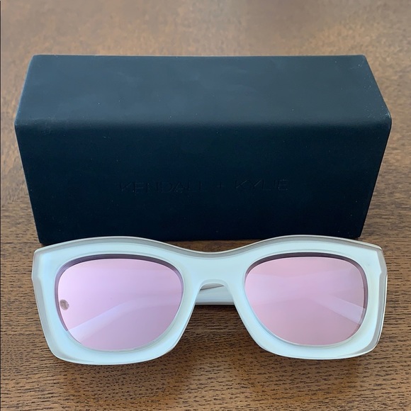 ?LAST ONE? NWT Kendall & Kylie KAILEE Sunglasses White/Clear main image 8